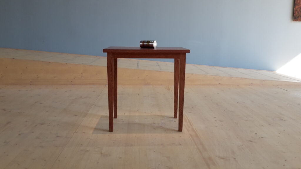 Photo d'une oeuvre contemporaine dans une exposition: canette sur une table