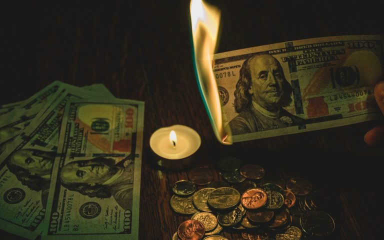 Photo de billets de dollar en train de brûler